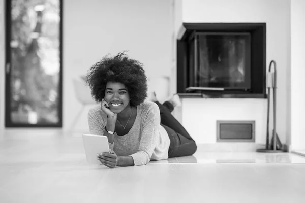 Mujer negra con tableta en el suelo — Foto de Stock