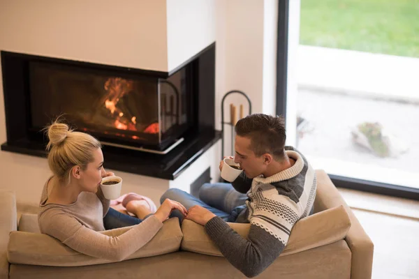 Unga romantiska paret sitter på soffan — Stockfoto