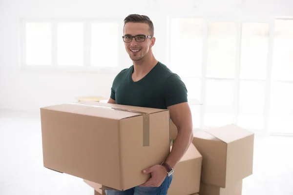 Mann zieht in neue Wohnung — Stockfoto