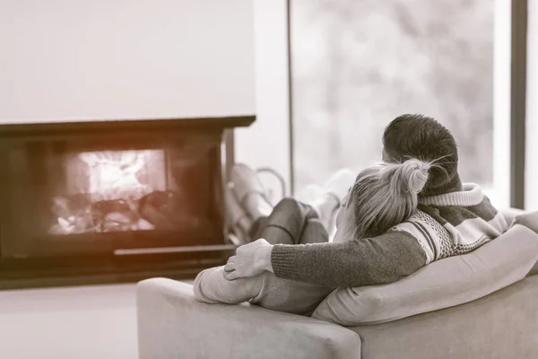 Pareja joven frente a la chimenea —  Fotos de Stock