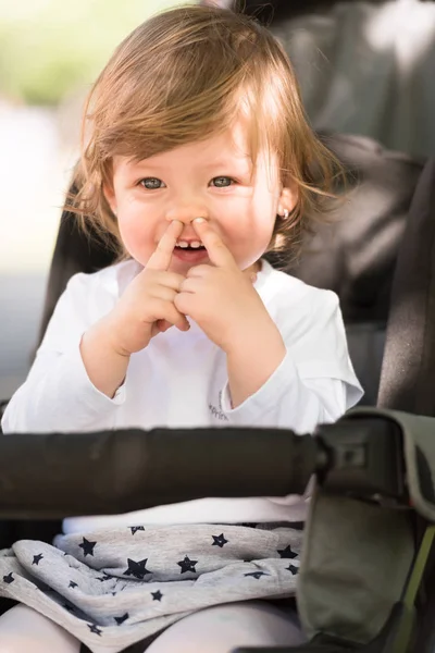 ベビーカーに座っている女の赤ちゃん — ストック写真