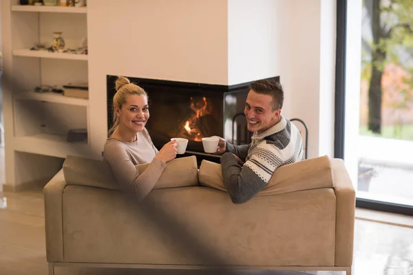 Junges romantisches Paar sitzt auf Sofa — Stockfoto