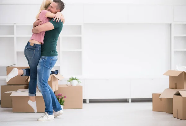 Jong koppel verhuizen naar nieuw huis — Stockfoto