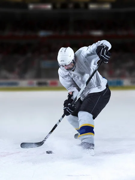 Joueur de hockey sur glace en action — Photo