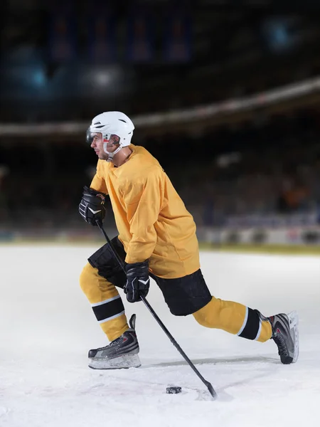 Joueur de hockey sur glace en action — Photo