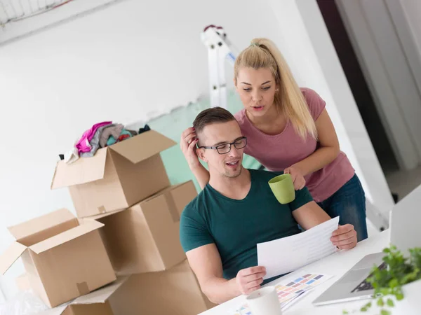 Junges Paar zieht in ein neues Zuhause — Stockfoto