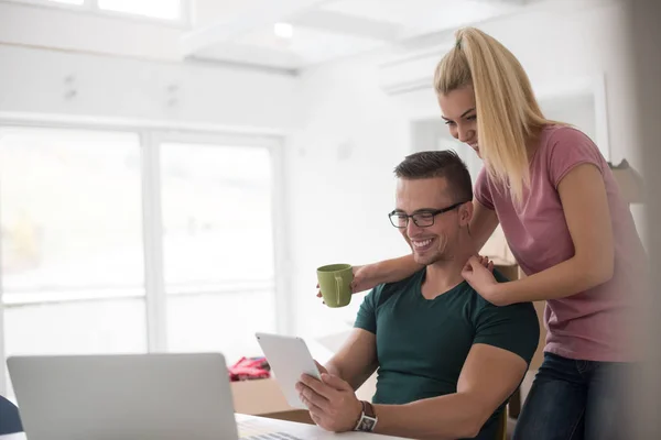 Pareja joven mudándose en un nuevo hogar — Foto de Stock