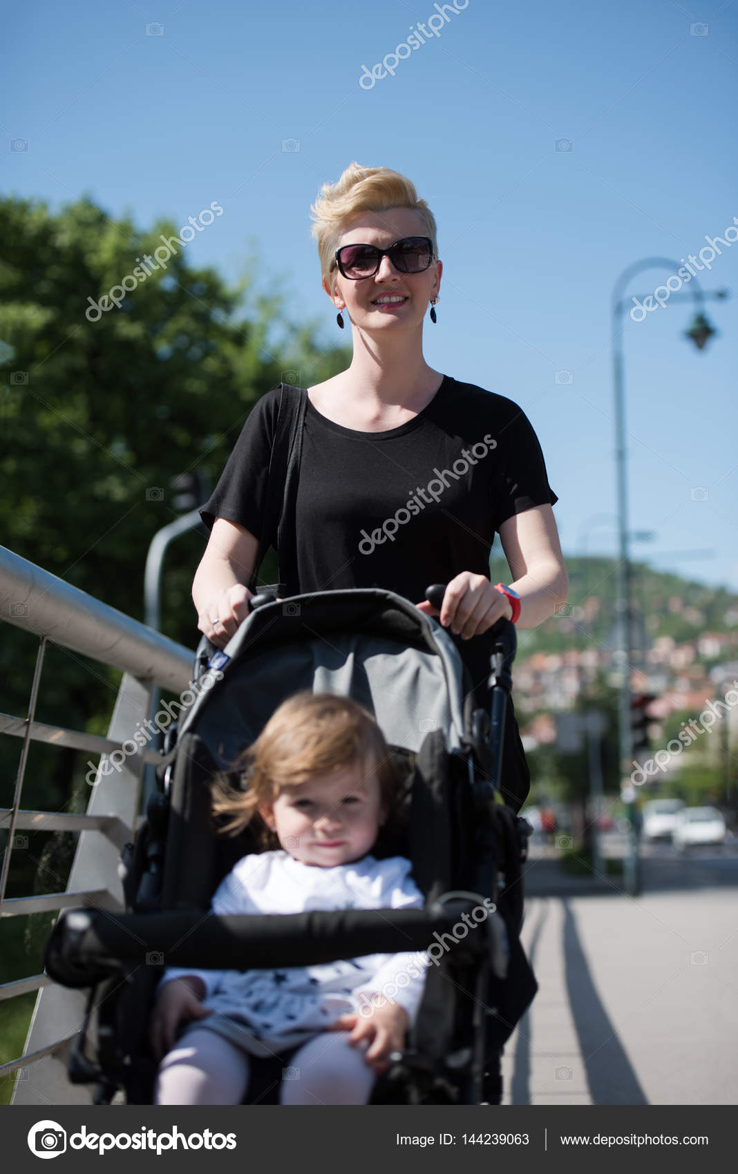 Mere A Pousse Son Bebe Fille Dans Une Poussette Image Libre De Droit Par Shock C