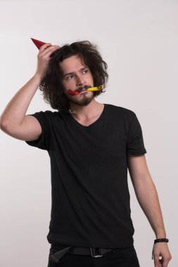 İçinde düdük üfleme parti şapkalı bir adam portresi