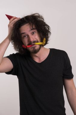 İçinde düdük üfleme parti şapkalı bir adam portresi