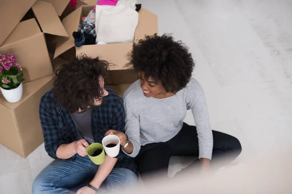 Casal relaxante em nova casa — Fotografia de Stock