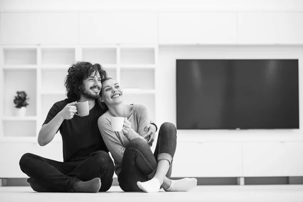 Casal jovem em sua nova casa — Fotografia de Stock