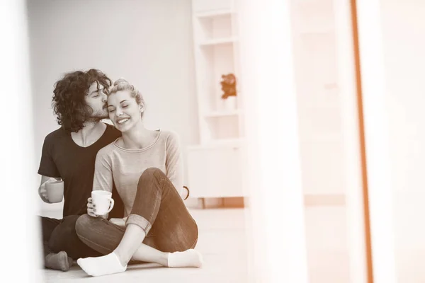 Casal jovem em sua nova casa — Fotografia de Stock