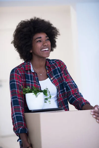 Menina preta se movendo no novo apartamento — Fotografia de Stock