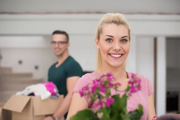 Junges Paar zieht in ein neues Zuhause — Stockfoto