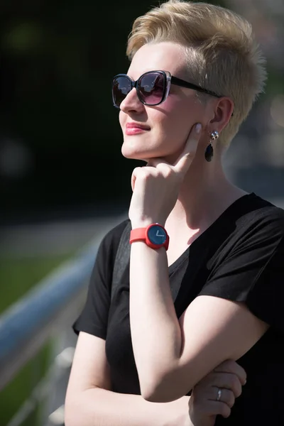 Jonge vrouw met kort blond haar — Stockfoto