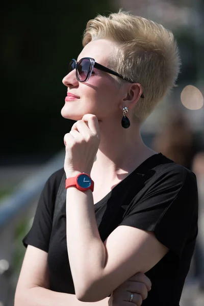 Jonge vrouw met kort blond haar — Stockfoto