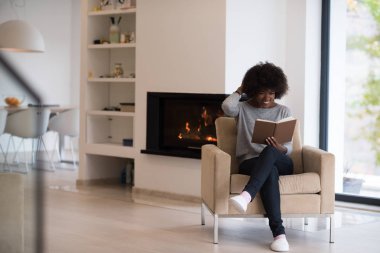 siyah kadın evde kitap okuma