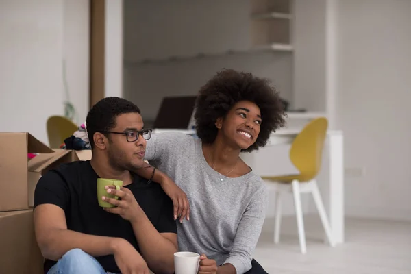 Couple afro-américain se détendre dans une nouvelle maison — Photo