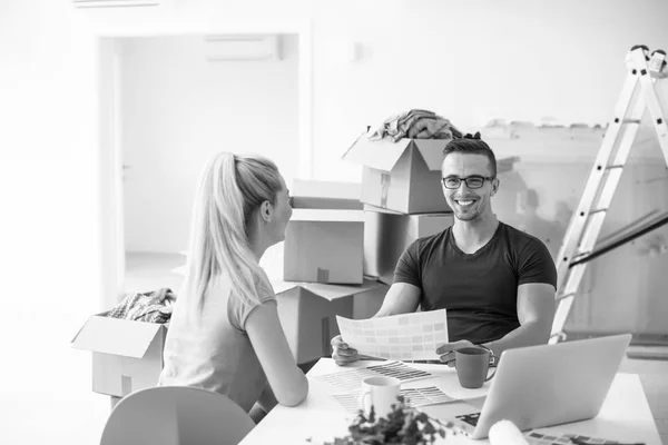 Jong stel verhuizen in een nieuw huis — Stockfoto