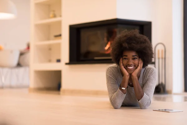 Mujer negra usando tableta en el suelo —  Fotos de Stock