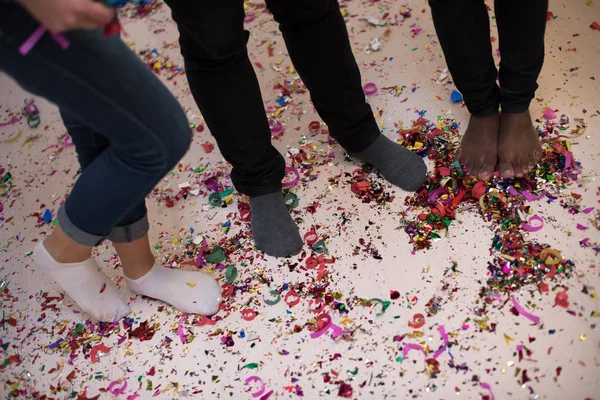 Confetti partij multi-etnische groep mensen — Stockfoto