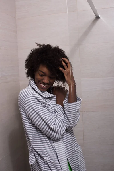 Belle femme noire en peignoir — Photo