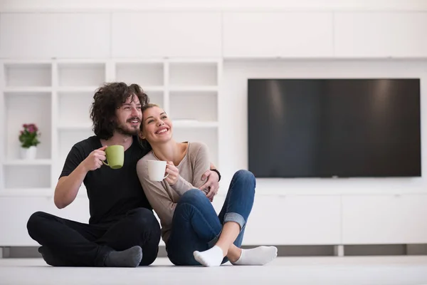 Pareja joven en su nuevo hogar —  Fotos de Stock