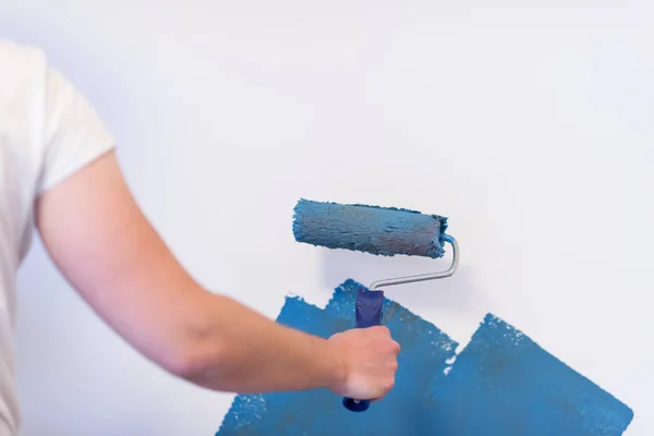 Decorator's hand painting wall — Stock Photo, Image