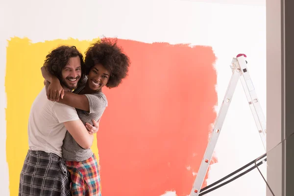 Unga lyckliga multietniskt paret — Stockfoto