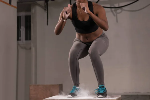 Wanita hitam melakukan lompat kotak di gym — Stok Foto