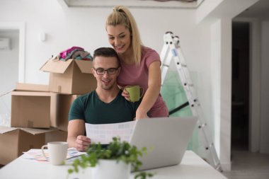 Genç çift yeni bir eve taşınıyor.