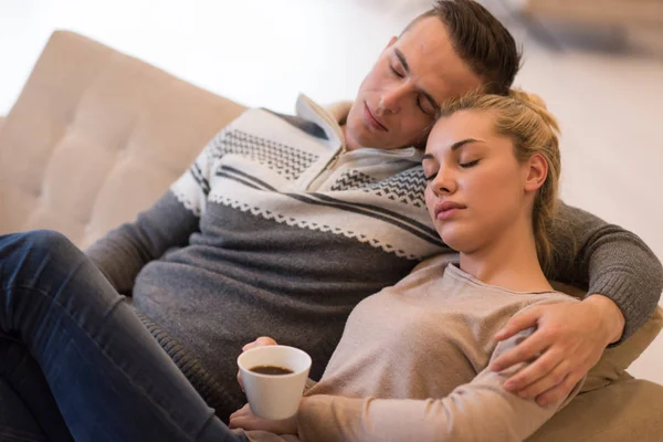 Young couple in front of fireplace — Stock Photo, Image