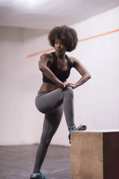 Czarna kobieta przygotowują się do pole skacze na siłowni — Zdjęcie stockowe