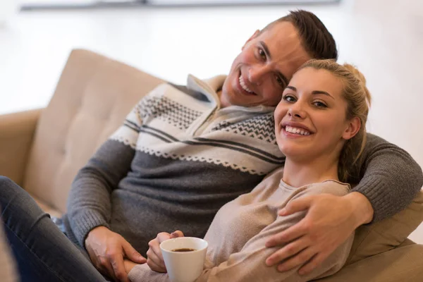 Pareja joven frente a la chimenea — Foto de Stock