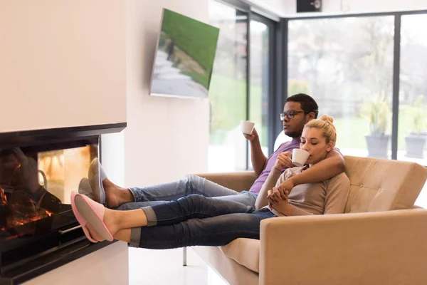 Junges multiethnisches Paar vor dem Kamin — Stockfoto