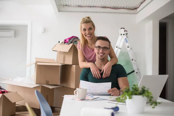 Junges Paar zieht in ein neues Zuhause — Stockfoto