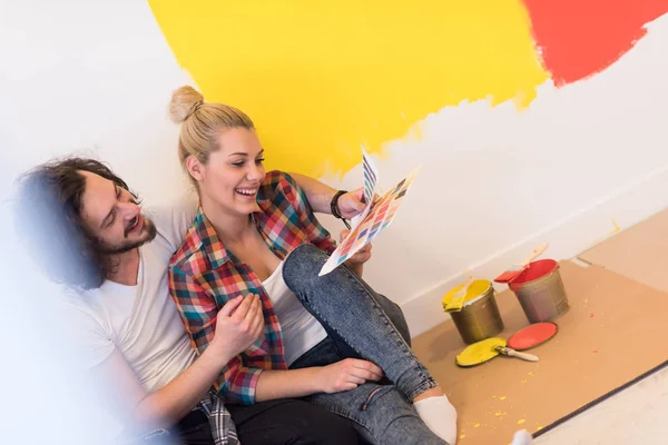 Gelukkige paar ontspannen na schilderen — Stockfoto