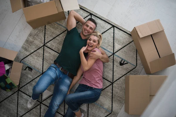 Bovenaanzicht van aantrekkelijke jong koppel — Stockfoto