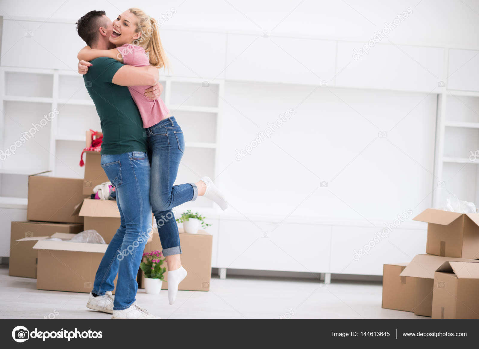 Жена переезжает с ребенком. Счастливая пара в квартире. Люди в новой квартире. Девочка в новой квартире. Молодая пара в новой квартире.