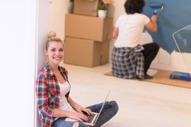 Mutlu çift ev tadilatları yapıyor