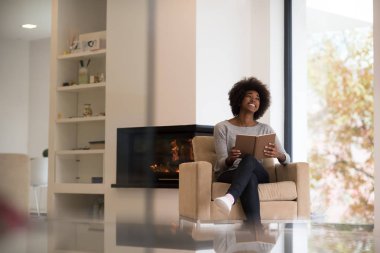 siyah kadın evde kitap okuma
