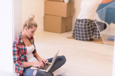 Mutlu çift ev tadilatları yapıyor