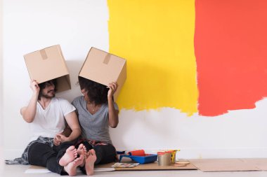 karton kutular ile oynarken Çift