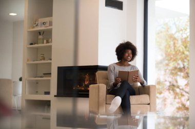 siyah kadın evde kitap okuma