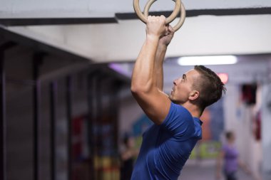 daldırma egzersiz yapan erkek