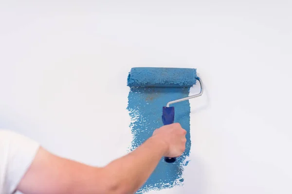 Decorator's hand painting wall — Stock Photo, Image