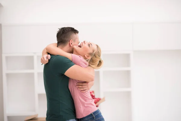 Casal jovem se movendo para uma nova casa — Fotografia de Stock