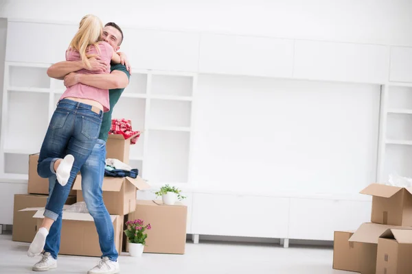 Casal jovem se movendo para uma nova casa — Fotografia de Stock