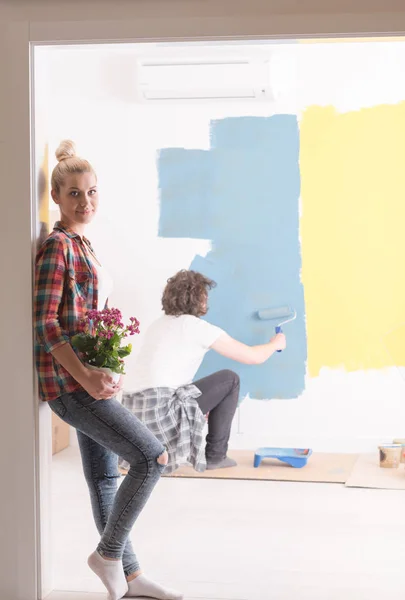 Pareja joven haciendo renovaciones en casa — Foto de Stock